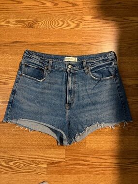 ABERCROMBIE 90s relaxed cutoff short
